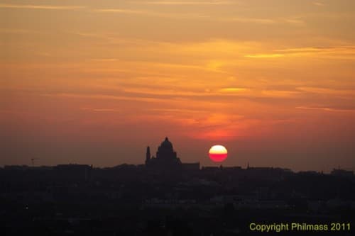 le soleil se couche surt la basilique