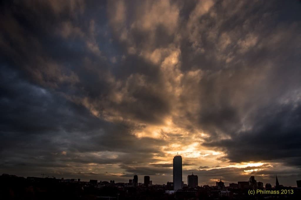 Lumière du soir sous les nuages lourds