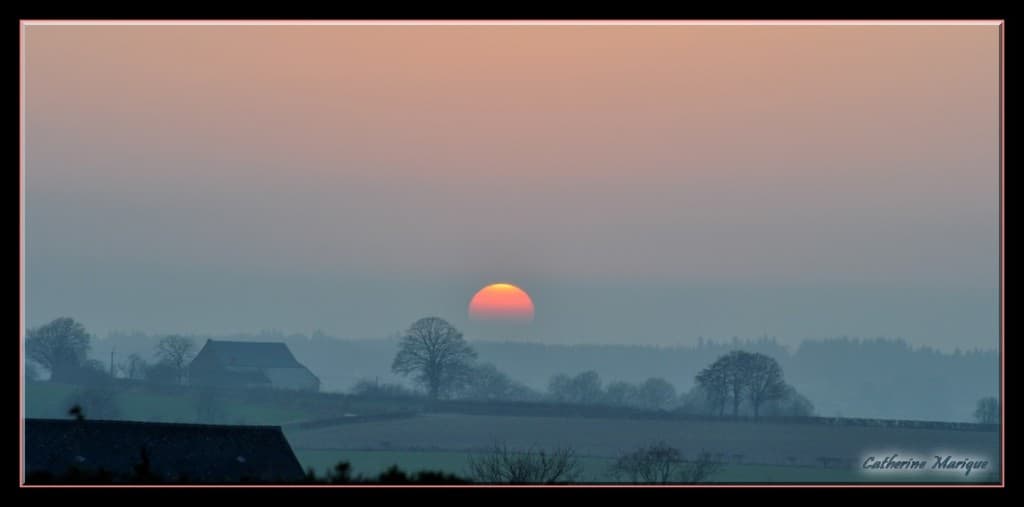 Coucher dans la brume de pollution!