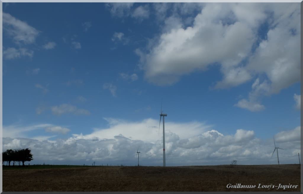 Eoliennes et ciel chargé