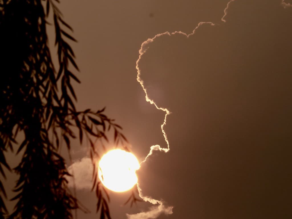 Après un orage, le soleil se couche.
