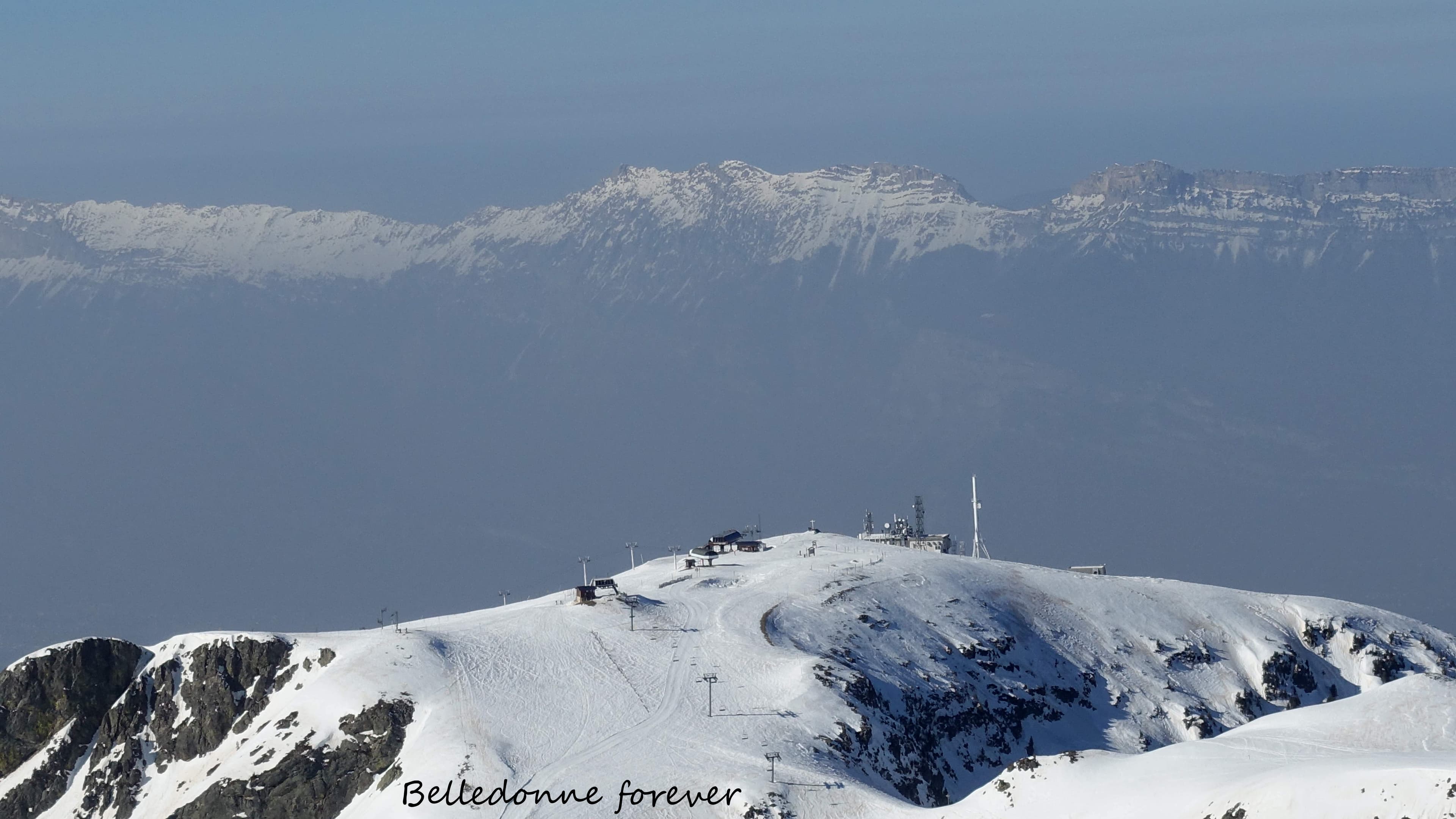 Les vacanciers font la grâce matinée - pas plus mal, car les pistes restent bien dures vent de sud A.P.