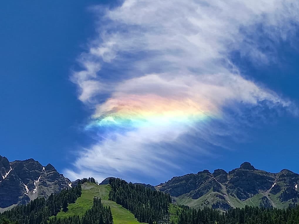 Une portion de halo solaire à 46° sur un nuage isolé