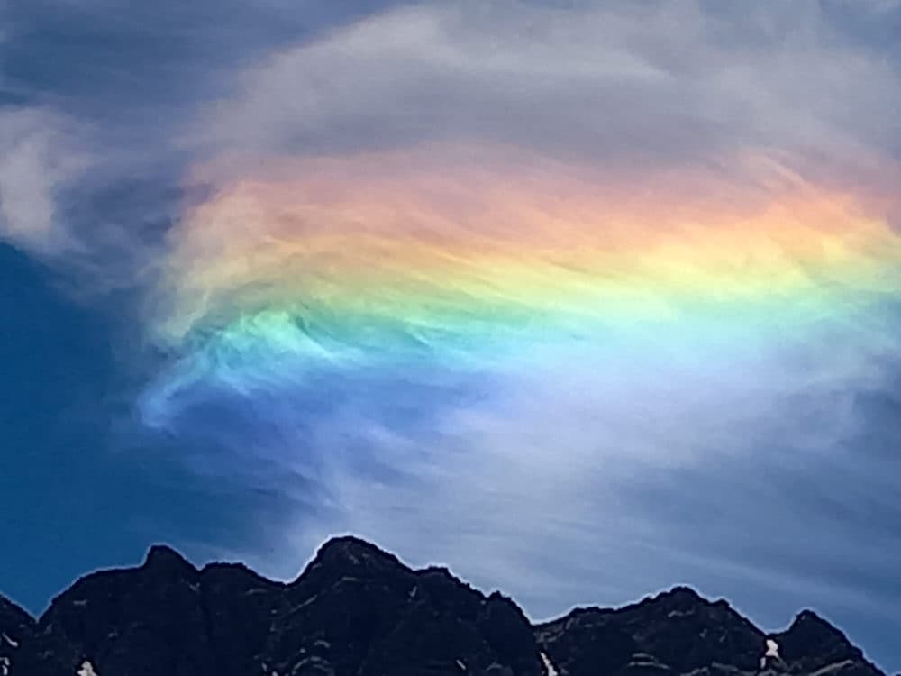 Halo solaire partiel sur un nuage isolé