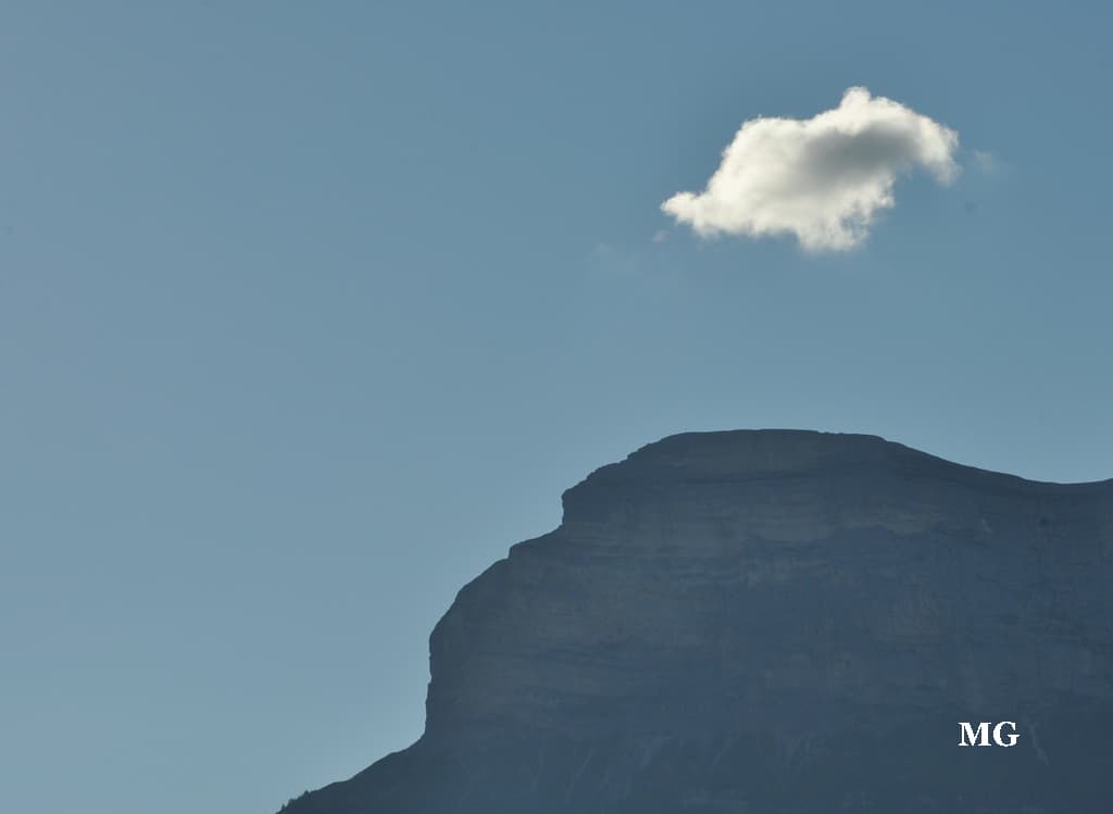 Nuage solitaire sur la dente de Crolles !!!