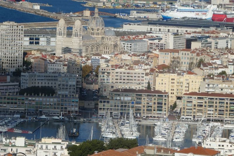 marseille la colorée, vue du parvis de ND de la Garde