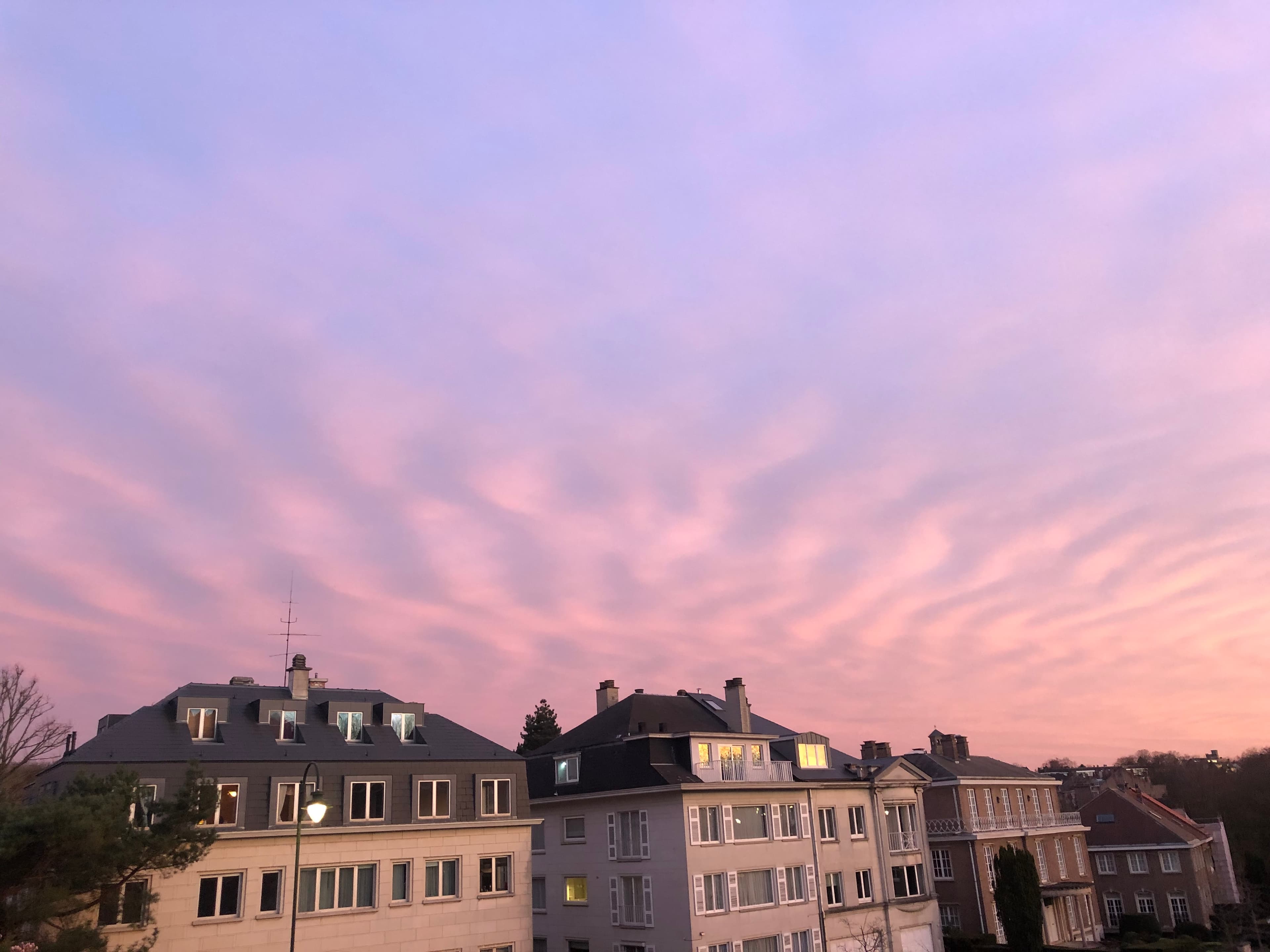 Nuages en vagues roses sur Woluwé-St-Pierre