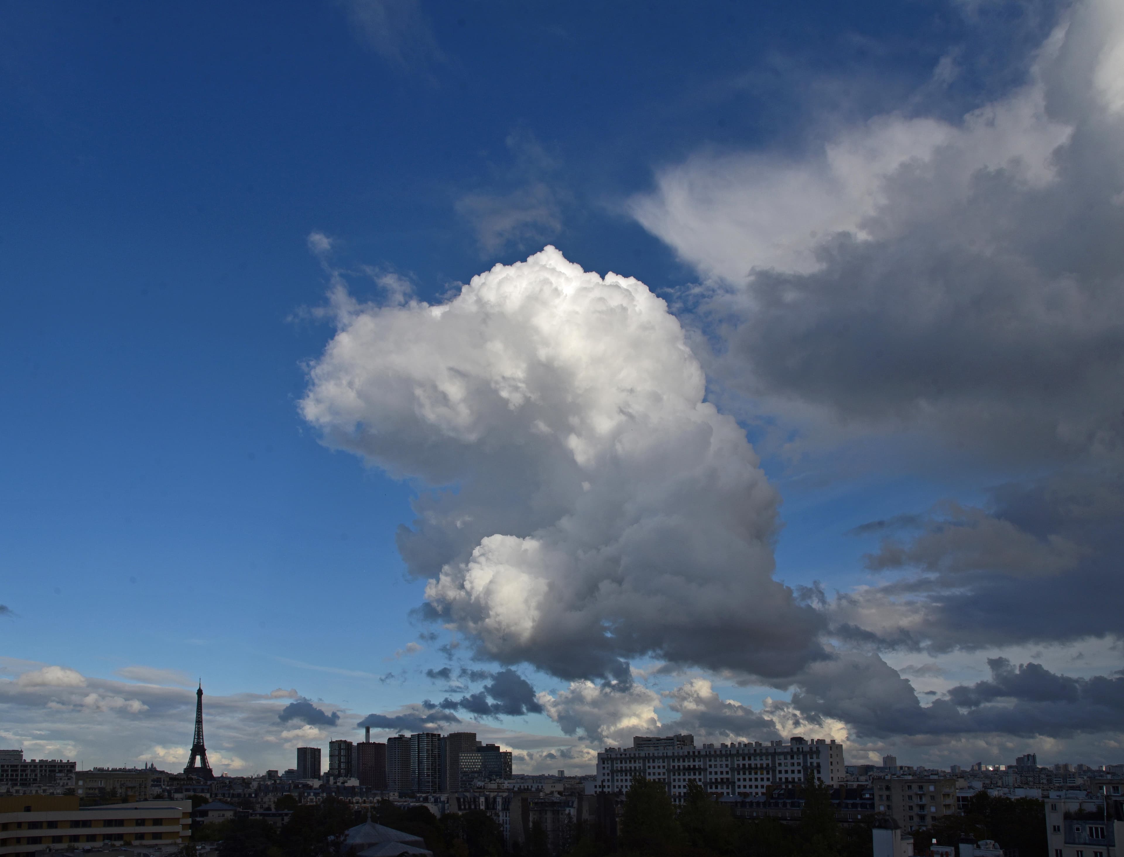 Grand nuage isolé