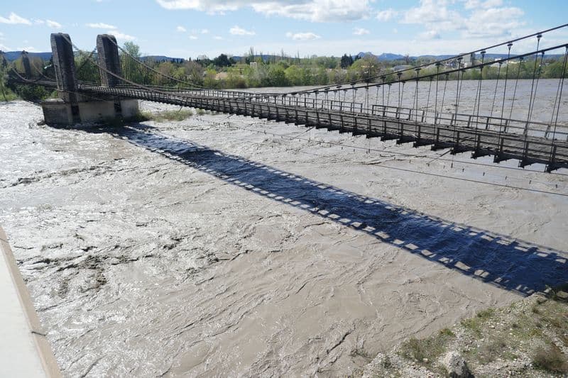 Durance déchaînée emplissant tout son lit