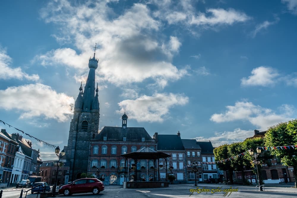 Nuages et clocher qui penche