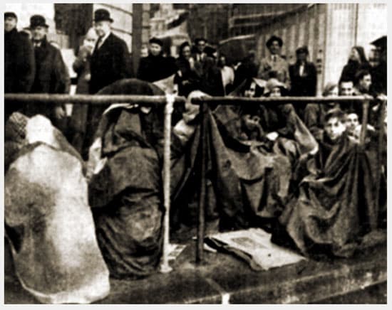 Couronnement de la reine d'Angleterre sous une pluie froide 