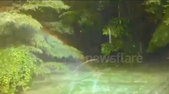 Image d'illustration pour Arc en ciel vue de près après un orage de grêle