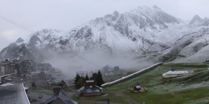 Image d'illustration pour Fraîcheur record et neige tardive en montagne