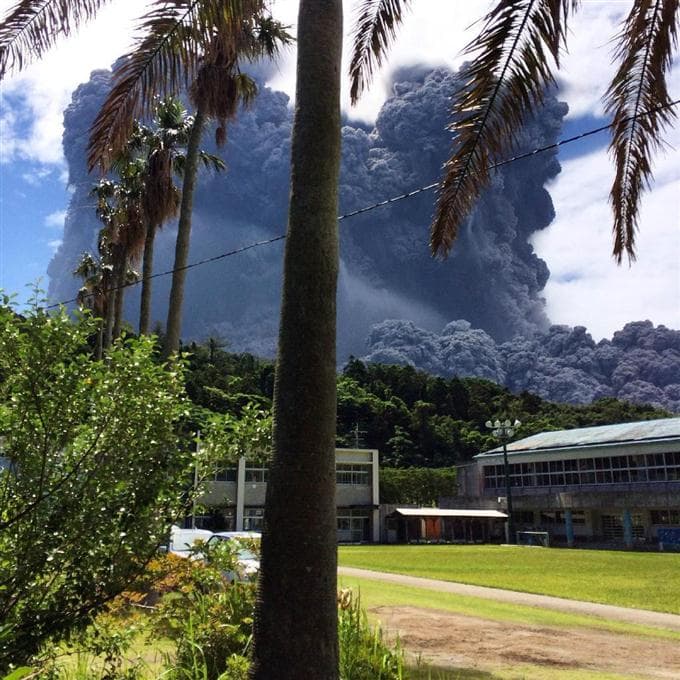 Image d'illustration pour Séisme et éruption volcanique au Japon