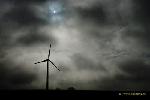 ciel d'hiver sur éolienne