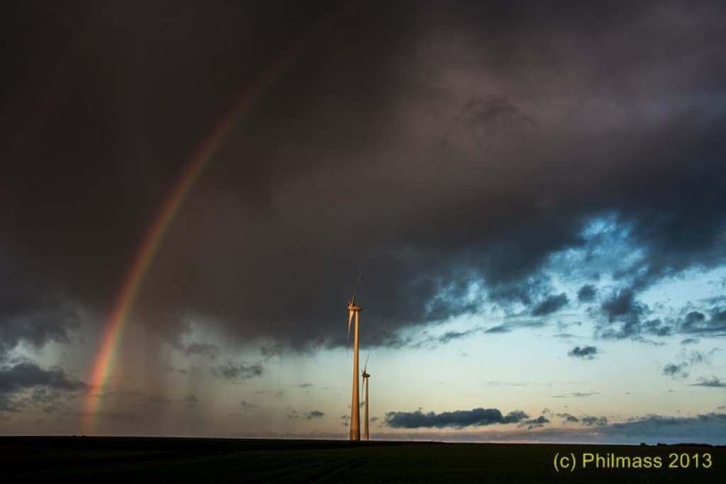 Eoliennes et arc en ciel
