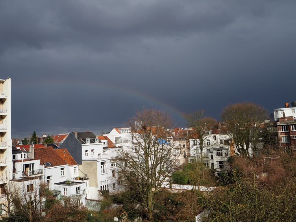 Arc-en-ciel sur ciel plombé