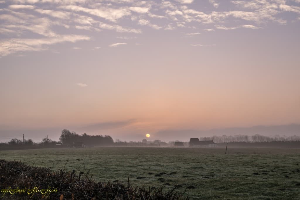 Lever de soleil brumeux