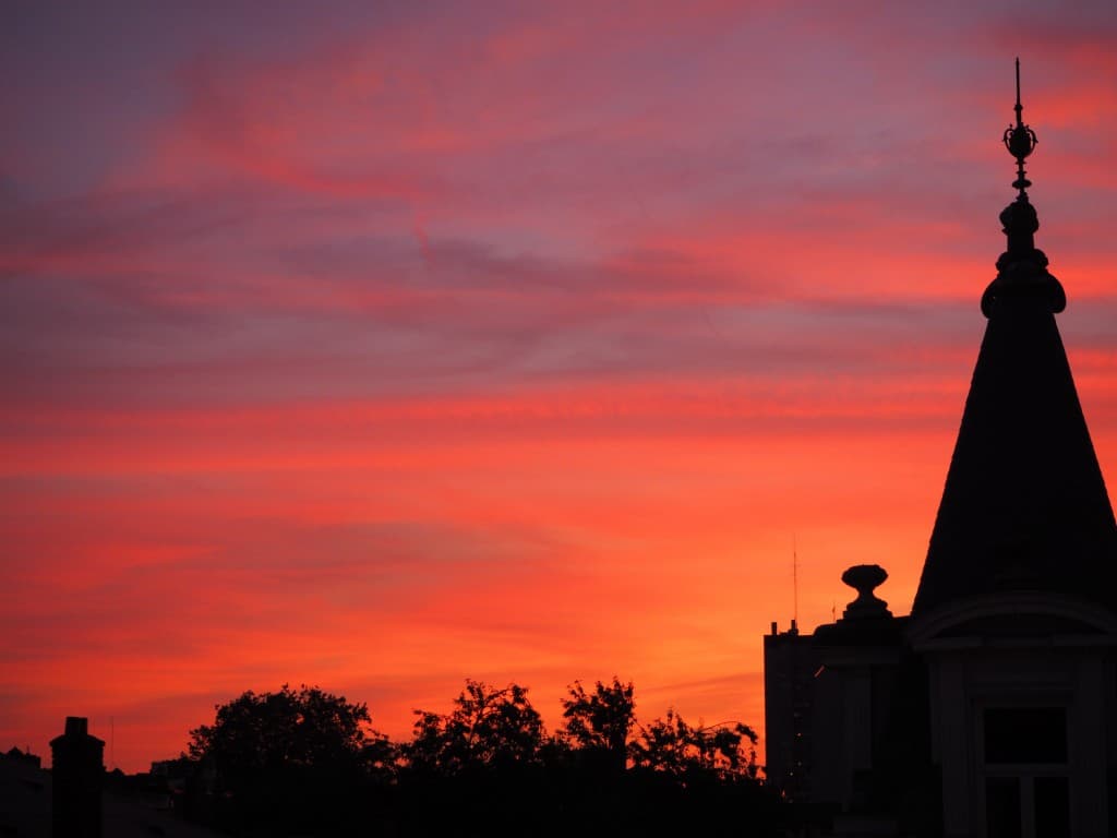 Le ciel et la ville enflammés